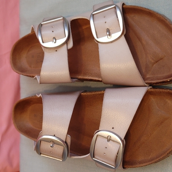 ⚫Time and Tru Sandals - Picture 3 of 10